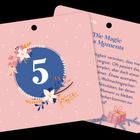 Vorderseite: "5", umrahmt von floralen Mustern. Rückseite: Text über die "Magie des Moments" mit Geschenk-Illustration.