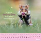 "Es sind die kleinen Dinge, die das Leben so liebenswert machen." Ein Hamster hält eine Blume. Darunter ein August-Kalender.