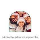 Text: "Individuell gestaltbar mit eigenem Bild." Drei Personen tragen rote Weihnachtshüte und lächeln.