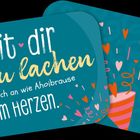 Text: "Mit dir zu lachen fühlt sich an wie Ahoibrause im Herzen." Hintergrund mit Herzen und Konfetti, fröhliches Design.