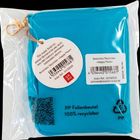 Besticktes Täschchen "Happy Place", recyclebarer PP-Beutel, blaue Farbe, goldener Haken, Barcode und Kontaktinfos.