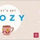 "Let's get cozy" in Blau, darunter Tasse-Illustration mit Bambusdeckel, Text: Herzensbecher, Hello new day, New Bone China.