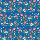 Ein nahtloses Blumenmuster mit bunten Blumen, Blättern und Beeren auf blauem Hintergrund. Farbenfroh und lebendig.