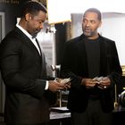 Oben rechts steht "Coffee Cafe". Zwei elegant gekleidete Männer halten Geldscheine in ihren Händen.