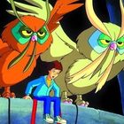 Ein Junge in blauem Anzug sitzt auf einer Mauer zwischen zwei großen, bunten Eulen. Es handelt sich um eine Illustration.