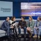 Links steht "STROMBERG Das Wiedersehen" neben einer Zeichnung eines Kopfes. Fünf Personen sitzen auf einer Couch.