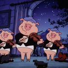 Drei Schweine in Anzügen spielen Geige in einer mondbeschienenen Szenerie mit Vorhang und Bäumen im Hintergrund.