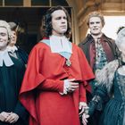 Mehrere Menschen in historischen Kostümen, ein Priester in Rot, umgeben von adelig gekleideten Personen.