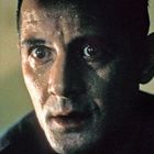 Kein Text vorhanden. Ein nachdenklicher, verschwitzter Mann schaut überrascht oder besorgt. Nahaufnahme.