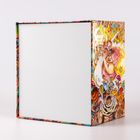 Eine bunte Verpackung mit einer farbenfrohen Illustration von unterschiedlichen, fantasievollen Figuren.