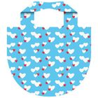 Schlichtes Design: Runde, blaue Tasche mit weißen und roten Herzen als Muster.