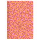 Keine Texte erkennbar. Ein Notizbuch mit rosa Leopardenmuster auf orangefarbenem Hintergrund.