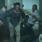 Das Bild zeigt fünf gruselig aussehende Zombies in einem düsteren Raum, die auf jemanden zuzustürmen scheinen.