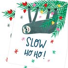 Text: "SLOW HO HO!" Illustration: Ein Faultier hängt an einem Zweig mit roten Vögeln und bunten Beeren.