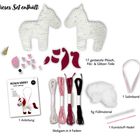 Dieses Set enthält: 17 gestanzte Plüsch-, Filz- & Glitzer-Teile, Anleitung, Stickgarn, Füllmaterial, Satinband, Nadel.