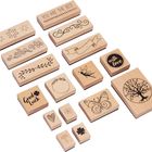 „You are the best“ und „Good Luck“ Holzstempel mit grafischen Mustern wie Schmetterling und Baum.