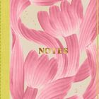 „NOTES“ ist in goldenen Großbuchstaben zentriert. Hintergrund mit rosa abstrakten Blumen auf beigem Stoff.
