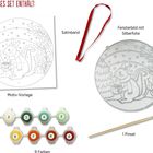 "Dieses Set enthält: Motiv-Vorlage, Satinband, Fensterbild mit Silberfolie, 9 Farben, 1 Pinsel." Abbildungen eines Eichhörnchens.