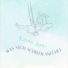 "Lass los, was sich schwer anfühlt." Illustration mit einem Engel auf einer Schaukel und kleinen Sternen auf hellblauem Hintergrund.
