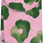 Grüne, malerische Flecken und orange Punkte auf rosa Hintergrund. Wellenartige Konturen.