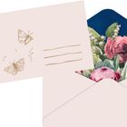 Eine Karte mit gezeichneten Schmetterlingen und Linien. Daneben ist ein Umschlag mit farbenfrohen Blumen innen.