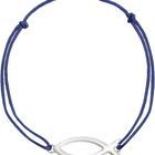 Ein blaues Armband mit einem silbernen Fischsymbol in der Mitte.