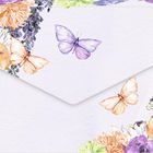 Eine Illustration eines Briefumschlags mit bunten Blumen und Schmetterlingen.