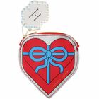 „RICO DESIGN x REDFRIES“. Herzförmige Tasche in Rot, mit blauer Schleife und goldenem Reißverschluss.