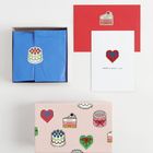 Karten mit Texten: "Happy Birthday", "Have a Great Day". Illustrationen von Kuchen und Herzen mit Schleifen.