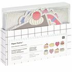 "Paper Poetry" und "RICHO DESIGN" auf Verpackung. Illustrationen von bunten Kuchen und Herzen in geometrischer Box.