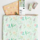 Text: "Paper Poetry* Bleistifte Pencils Crayons 4 Stk / Pcs". Ein florales Notizbuch, Bleistifte und Washi-Tapes in Pastelltönen.