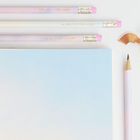 Drei Bleistifte mit pinken Radiergummis, beschriftet mit "THE SKY IS THE LIMIT", "NEVER STOP DREAMING", "HEAD IN THE CLOUDS".