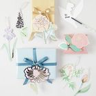 "Für Maya" steht auf einem fliegenden Engel. Verschenkte Schachteln mit bunten Blumenanhängern.