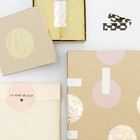 "ICH DENK AN DICH" mit Herzsymbol. Mehrere Geschenkschachteln und Umschläge mit minimalistischen Designs und dekorativen Mustern.