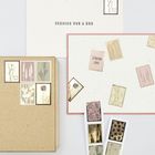 Karten mit den Texten "SENDING YOU A HUG" und "SENDING LOVE", umgeben von floralen Briefmarken und einem Paket.