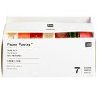 "Paper Poetry* Tape Set" steht auf der Verpackung in Weiß. Dahinter bunte, gemusterte Klebebänder sichtbar.