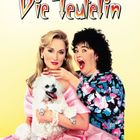 Text: "Meryl Streep Roseanne Barr Die Teufelin". Zwei Frauen, eine hält einen kleinen weißen Hund, die andere zeigt Überraschung.