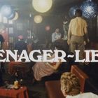 Text: "TEENAGER-LIEBE". Eine Bar mit Menschen, die sich unterhalten; bunte Lampen beleuchten den Raum.