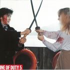 "In The Line of Duty 5." Zwei Frauen mit Schwertern, eine hat blutige Streifen im Gesicht, und die andere blutbefleckte Kleidung.