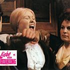 „Liebe gegen Barzahlung“ in pinker Schrift. Eine Frau schreit, während zwei andere Personen sie an den Armen halten.