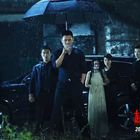 Text: "超级保镖", "Super Bodyguard", "2016.7.15" Andere: Gruppe im Regen, Mann mit Regenschirm und Waffe.