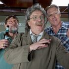 Text "WASHIX" im Hintergrund. Drei Männer machen ein Selfie, einer hält ein Bier. Sie schauen fröhlich in die Kamera.