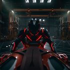 Ein futuristischer Motorradfahrer in leuchtend schwarzer Rüstung kniet in einem industriellen Raum mit starker Beleuchtung.