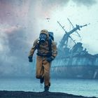 Ein Mensch in Schutzanzug und Gasmaske rennt, im Hintergrund ein gestrandetes Schiff. Atmosphärisches, dramatisches Setting.