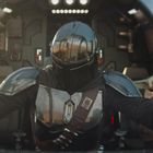 Ein gepanzerter Pilot steuert ein Raumschiff mit einem kleinen grünen Wesen als Co-Piloten. Es zeigt eine Sci-Fi-Szene.