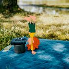 Illustration eines Kindes, das einen Handstand auf einer Picknickdecke im Freien macht.