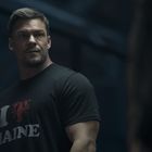 Auf einem Shirt steht "I [Hummer-Icon] MAINE". Ein muskulöser Mann mit kurzen Haaren blickt ernst zur Seite.