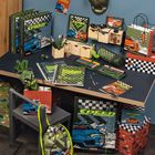 Verschiedene Schul- und Büromaterialien mit Autobildern und Schriftzügen wie "SPEED", "Student", "TEAM", "GO FOR IT!".