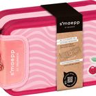 "Mit Stifterampe für leichteres Entnehmen. Platzsparendes Format." Rosa Federmäppchen mit Kirschenmotiv und Erdbeeranhänger.