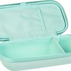 Ein offenes, türkisfarbenes Etui mit Fächern, leicht strukturiert und weich gepolstert.